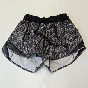 Lululemon Hotty Hot Short (Long 4") Mini Cinder Lace White/Black Size 2